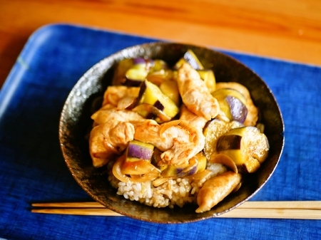 鶏ささみとなすの炒め合わせ丼。