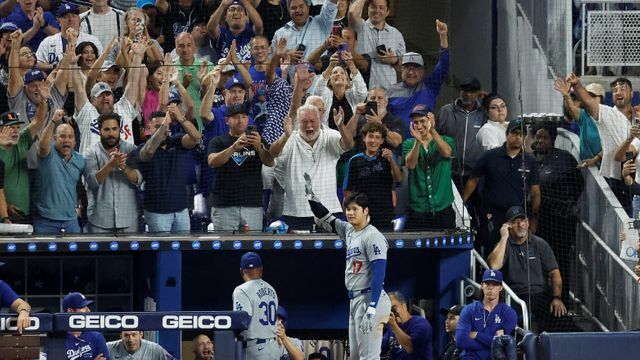 観客の声援に応えるドジャースの大谷翔平選手(写真：USA TODAY Sports/ロイター/アフロ)