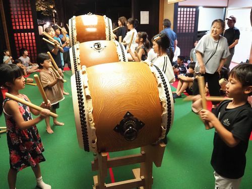 御霊太鼓の練習をする子どもたち