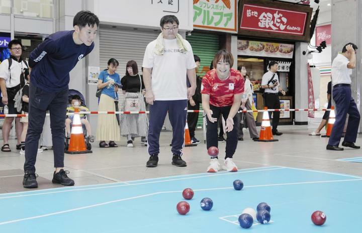 ボッチャを体験する広瀬順子選手（中央右）ら＝22日、松山市大街道2丁目