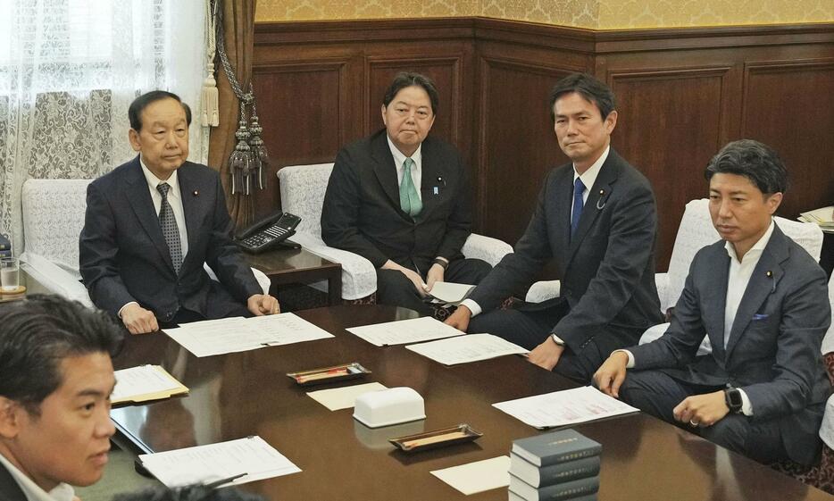 国会で開かれた衆院議院運営委員会理事会。右から3人目は林官房長官＝24日午前