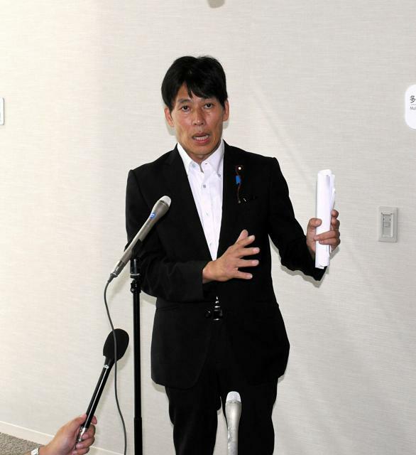 辞職勧告決議案の可決後、報道陣の取材に応じる桜井崇市議=2024年9月17日、千葉市議会、前田基行撮影