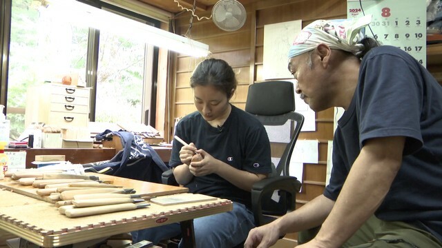 賀東さん（左）と小坂彫房の小坂礼之さん（右）