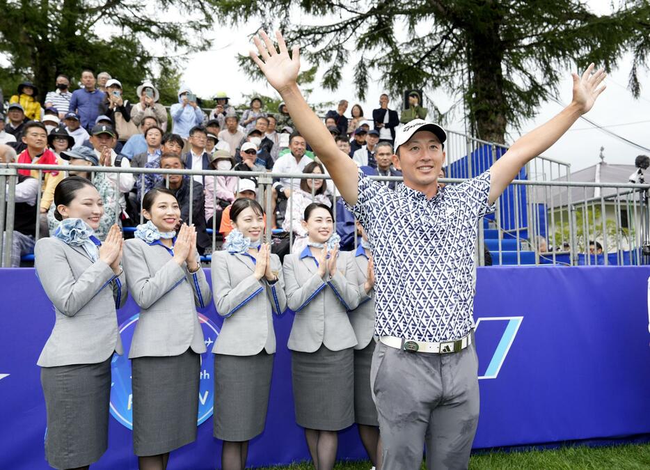 優勝インタビュー後、万歳する岩崎亜久竜＝札幌GC輪厚