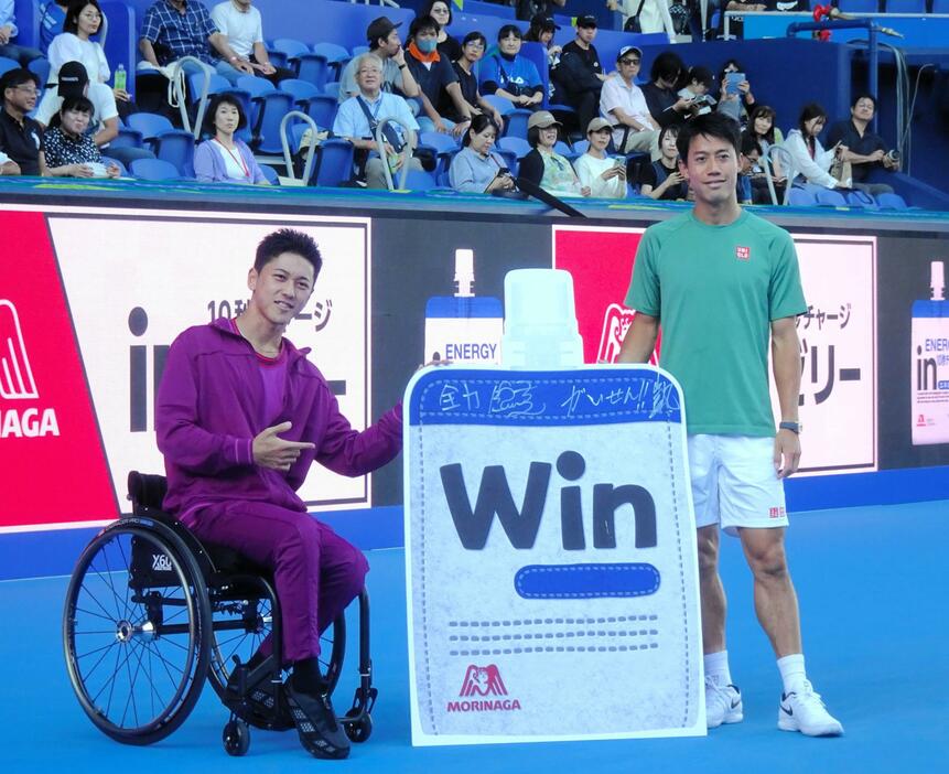 　木下グループ・ジャパン・オープン開幕前に特別トークショーを行った小田凱人（左）と錦織圭