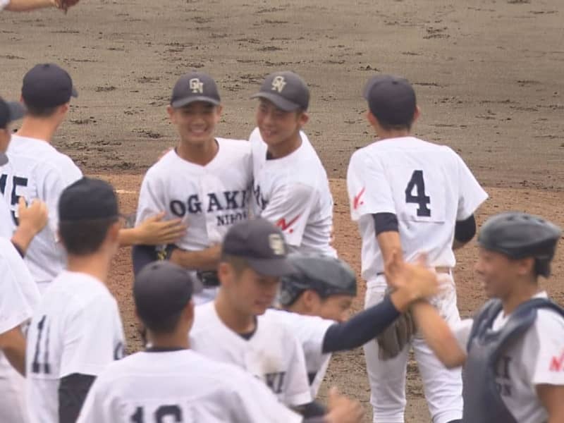 優勝を決めて喜ぶ大垣日大ナイン＝２９日、長良川球場　