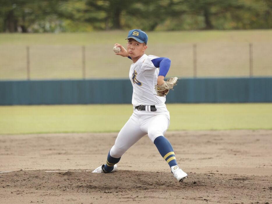 ３回途中から救援登板した聖光学院・管野蓮（カメラ・有吉　広紀）