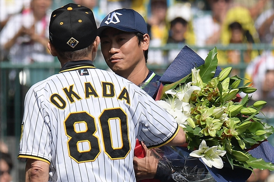 引退を発表したヤクルトの青木が阪神の岡田彰布監督から花束を贈呈された(C)産経新聞社