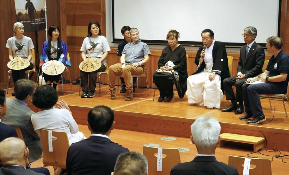 二つの巡礼道の魅力について語り合う共通巡礼アンバサダーら（２３日、和歌山県田辺市本宮町で）