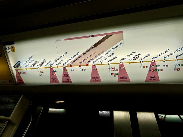 メトロの車内に表示されていた路線図(撮影:小高茉緒)