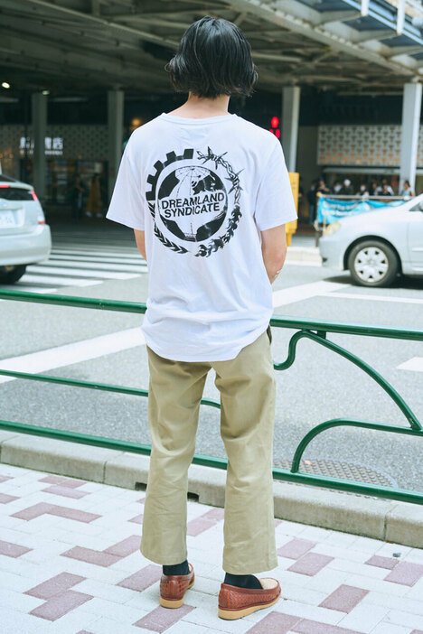 Tシャツ＝ドリームランドシンジケート　パンツ＝ディッキーズ　シューズ＝ブローム×ノーロール　腕時計＝アップル