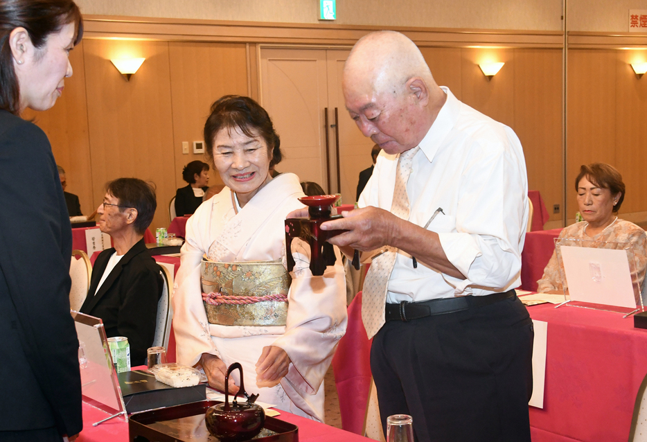 金婚の杯を交わす夫婦＝13日、鹿児島県知名町