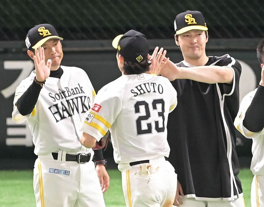 オリックスに勝利し、周東を迎える小久保監督と有原（右）（撮影・西田忠信）