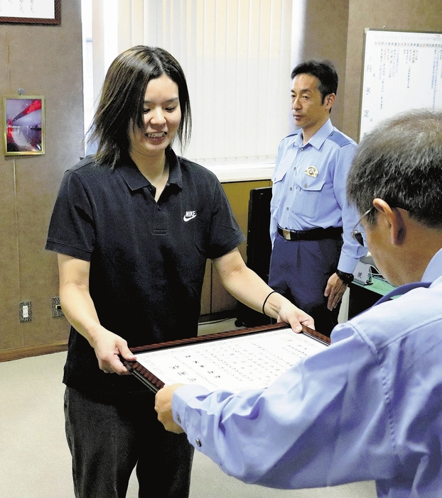 感謝状を受ける松村さん（左）