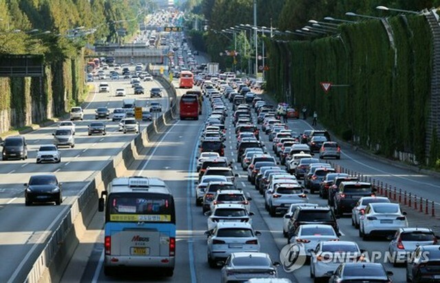 渋滞する高速道路の下り線＝（聯合ニュース）