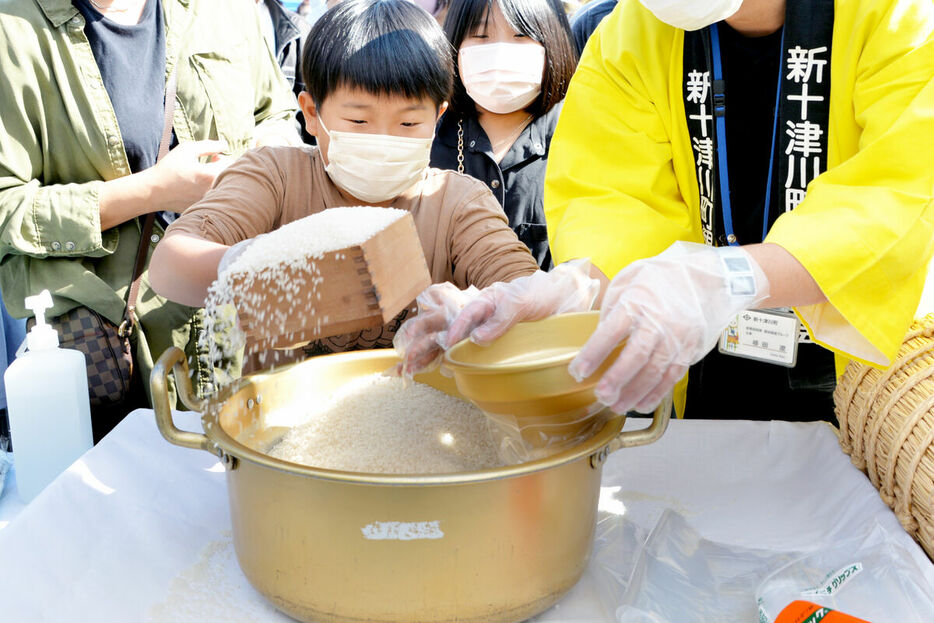 「しんとつかわ味覚まつり」の人気イベントの１つ、新米すくい取り（新十津川町産業振興課提供）