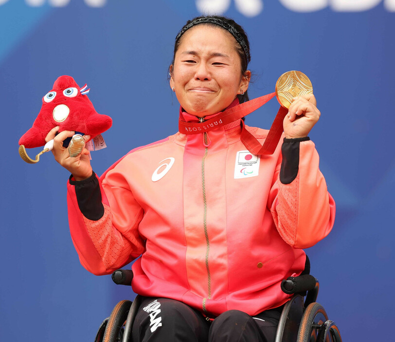 パリ・パラリンピック車いすテニス女子シングルスで優勝し金メダルを手にする上地結衣＝６日、パリ