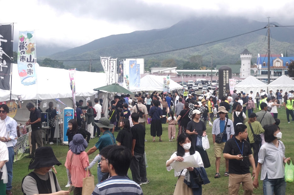 家族連れらでにぎわう「海山マルシェ」の会場=岡山県真庭市で