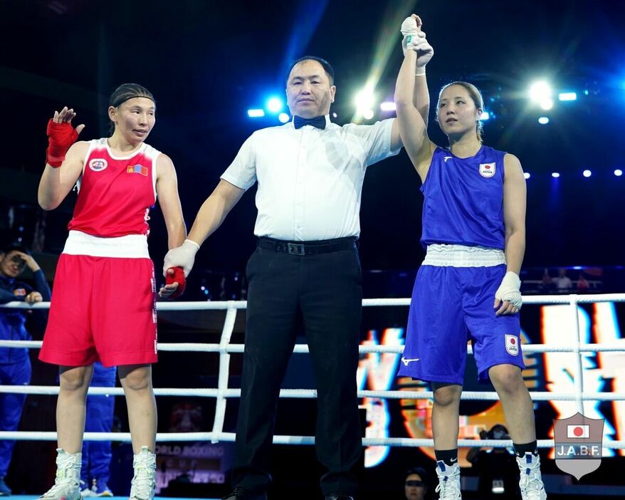 ２５日の準決勝で勝利した木下鈴花（右、日本ボクシング連盟提供）