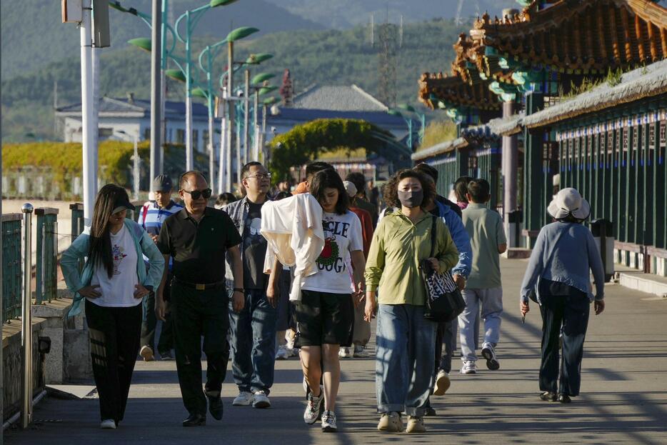 北京市郊外の観光地を訪れた人たち＝15日（共同）