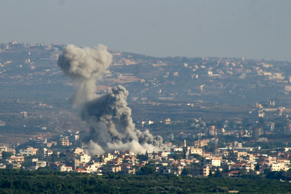 レバノン南部ティールで、イスラエル軍の空爆を受けて立ち上る煙（2024年9月29日撮影）。【翻訳編集】 AFPBB News