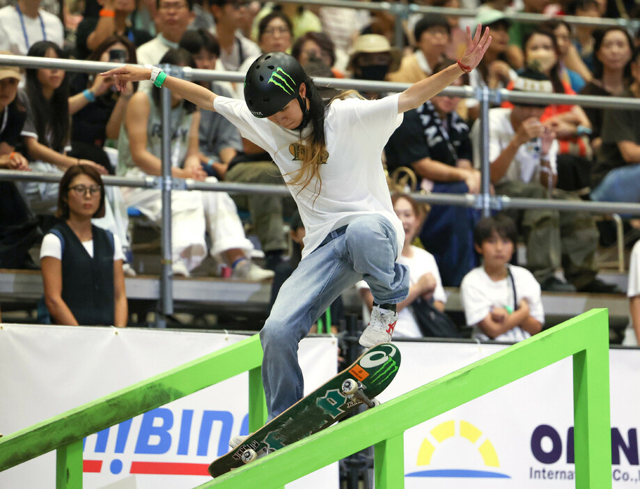 スケートボード女子ストリート決勝で演技する赤間凛音＝２１日、千葉・幕張メッセ