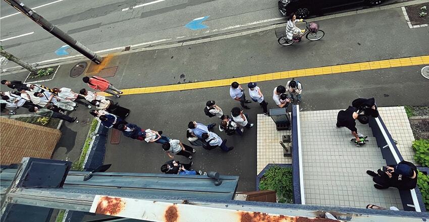 店舗が面する南三条通に並ぶ行列。多いときは200人を超えることも。東京・大阪・名古屋だけでなく、広島など遠方からの客も多い。