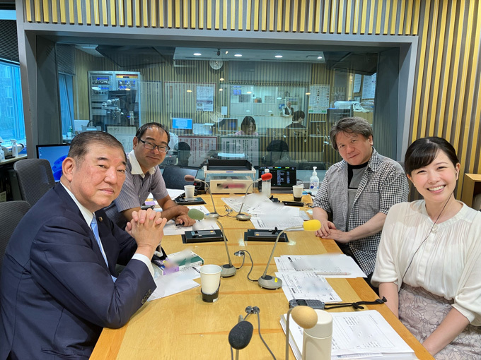 写真左から、石破茂・元幹事長、飯田浩司 （ニッポン放送アナウンサー）、宮崎哲弥（評論家）、東島衣里（ニッポン放送アナウンサー）