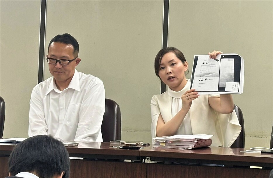 提訴後に記者会見する槙野圭さん（左）と白神優理子弁護士。（撮影／竪場勝司）