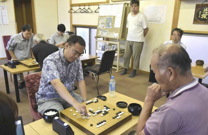 真剣な表情で対局する参加者＝29日午前、松山市土橋町