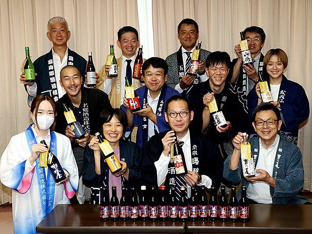 ひやおろしをＰＲする県酒造組合のメンバー＝北日本新聞社