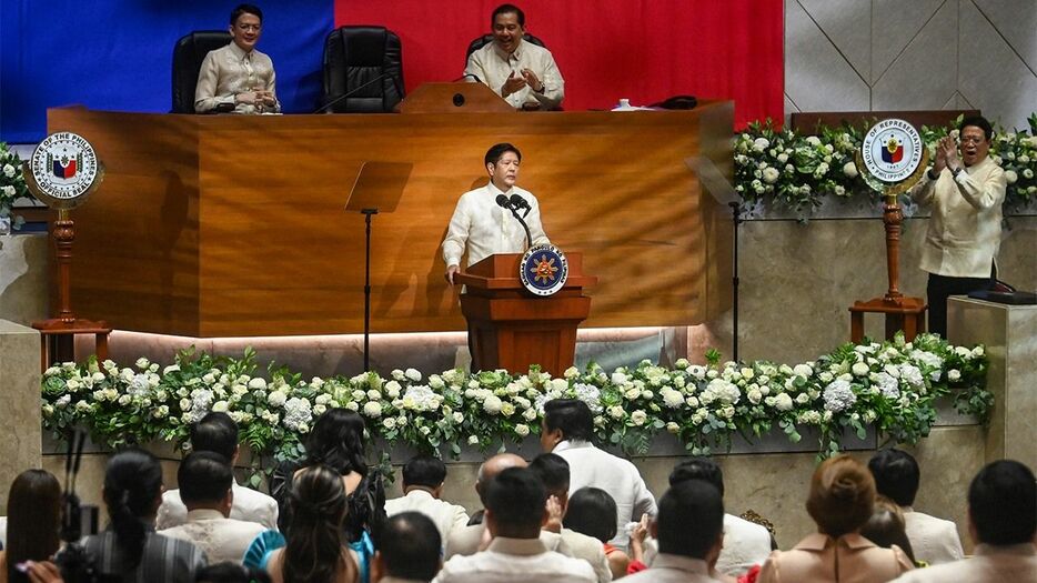 フィリピン国会下院で施政方針演説を行うマルコス大統領＝2024年7月22日（AFP＝時事）