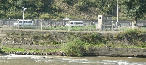 2024年8月下旬、鴨緑江上流の両江道恵山市の渭淵駅近くの川辺を走る道路では、出勤時間が過ぎたにもかかわらず、満員の大型バスやワンボックス、トラック、バイク、自転車、日傘をさした女性たちが忙しそうに移動している