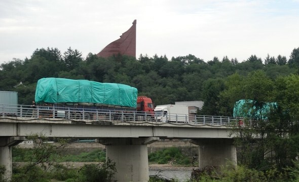 2024年8月下旬、恵山市と長白県の間でも、明らかに物流量は増加している。夕暮れ時、鴨緑江を渡って恵山税関に入ろうとしている荷物を満載したトラックを複数台目撃。後ろに見えるのは金日成の日帝強占期の抗日武装闘争を象徴する普天堡戦闘を記念するオブジェ