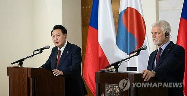 共同記者会見を行う尹大統領（左）とチェコのパベル大統領（共同取材）＝19日、プラハ（聯合ニュース）