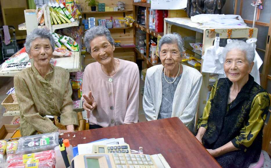 仲良し４姉妹。（右から）吉山タツ子さん、梅澤ウメさん、吉岡リエさん、登山タケミさん＝徳之島町轟木の吉山商店