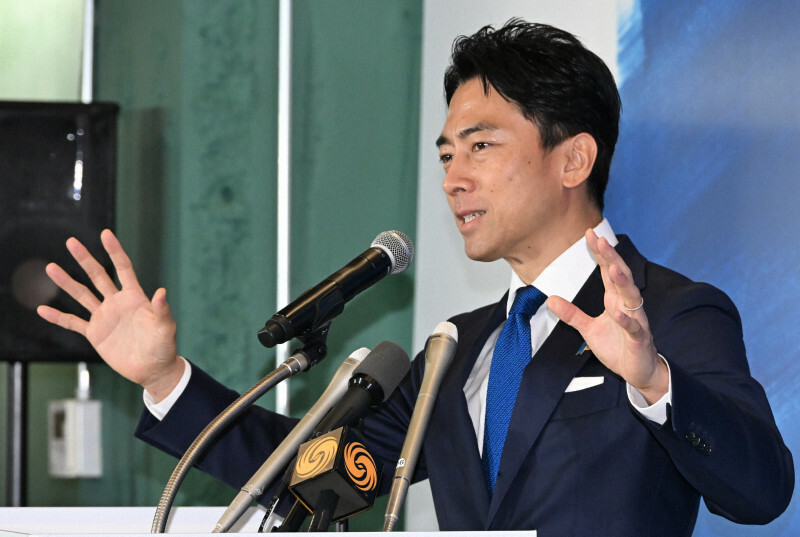 自民党総裁選に立候補することを表明し、記者の質問に答える小泉進次郎元環境相＝東京都千代田区で2024年9月6日午後0時5分、平田明浩撮影