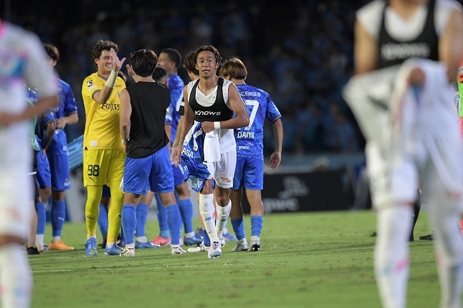 試合後にユニホーム交換したふたり。健闘を称え合った。写真：鈴木颯太朗