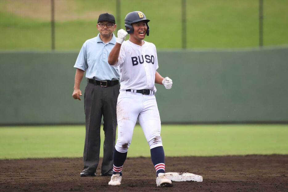 適時打を放ってガッツポーズをする武相の黒瀬 陽史内野手（2年）