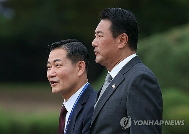 19日、尹錫悦大統領のチェコ訪問に同行するためソウル南方、京畿道・城南のソウル空港（軍用空港）を出発する申源湜・国家安保室長（左）と金泰孝（キム・テヒョ）国家安保室第1次長＝（聯合ニュース）