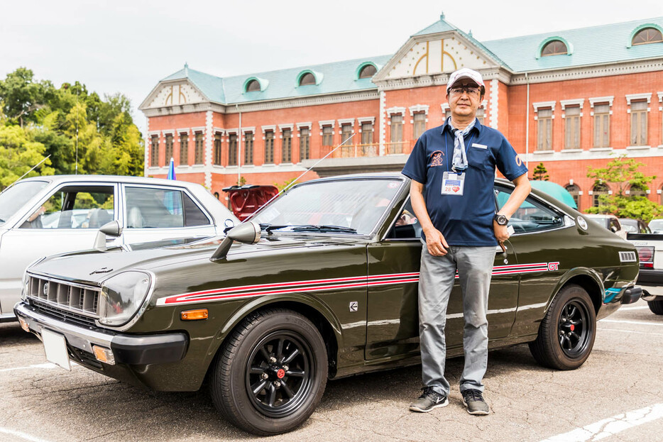 1975年式トヨタ2代目TE47型スプリンタートレノGTと、オーナーの安達さん