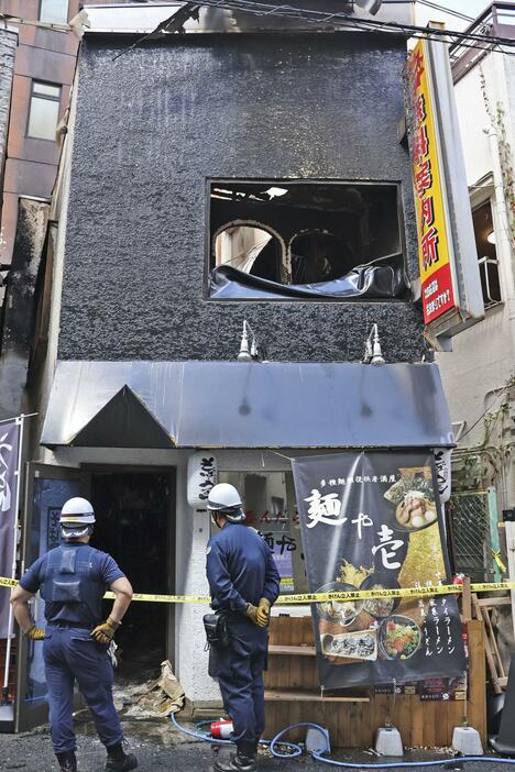 火災があった、1階にうどん・そば店が入るビル＝10日午前10時44分、宇都宮市