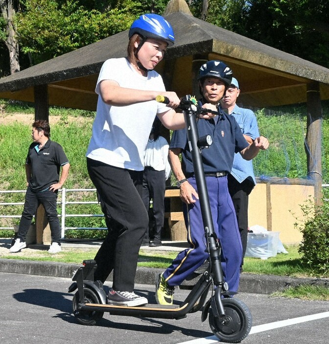 電動キックスケーターに乗る参加者＝津市垂水の県運転免許センターで2024年9月9日午後3時18分、渋谷雅也撮影