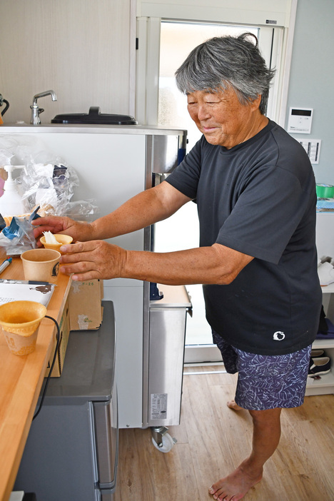 厨房（ちゅうぼう）に立つ成田さん＝いずれも館山