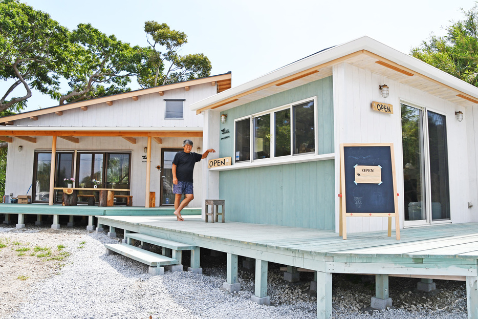 出来上がった建物。手前がカフェ