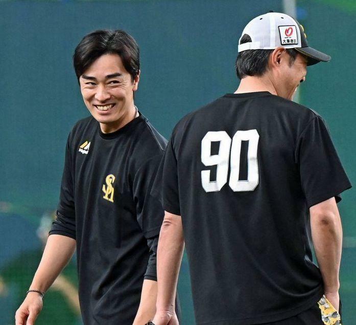 試合前、小久保監督（右）と笑顔で話す和田（撮影・穴井友梨）