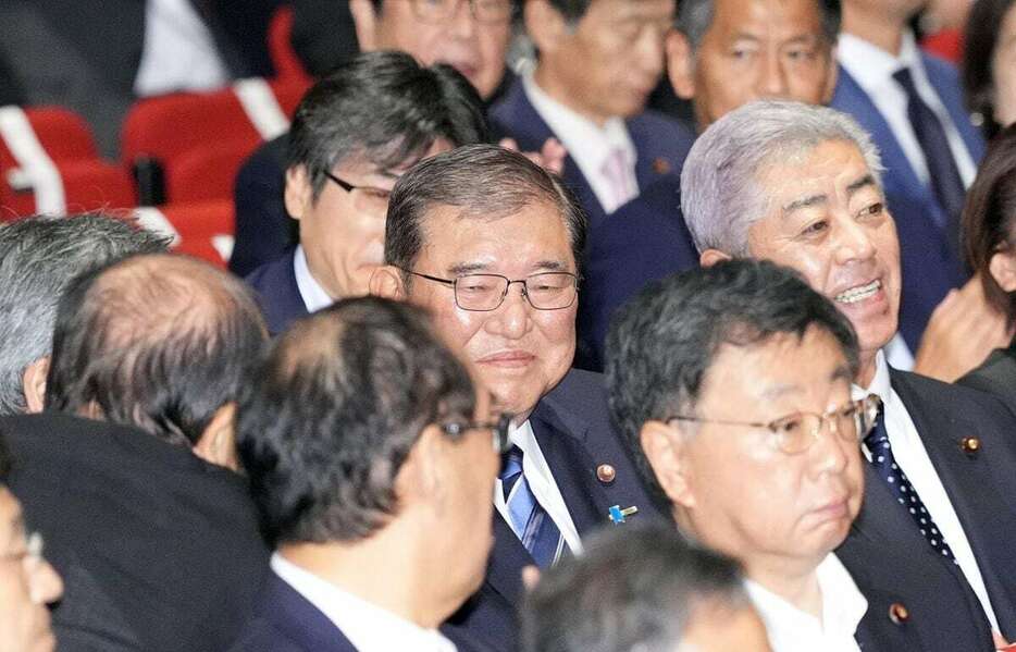 新総裁に選出され、笑顔の石破茂元幹事長（中央）＝27日午後、党本部（鴨川一也撮影）