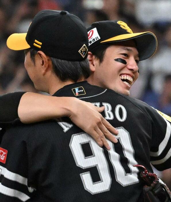 優勝を喜び抱き合う小久保監督と栗原（撮影・穴井友梨）