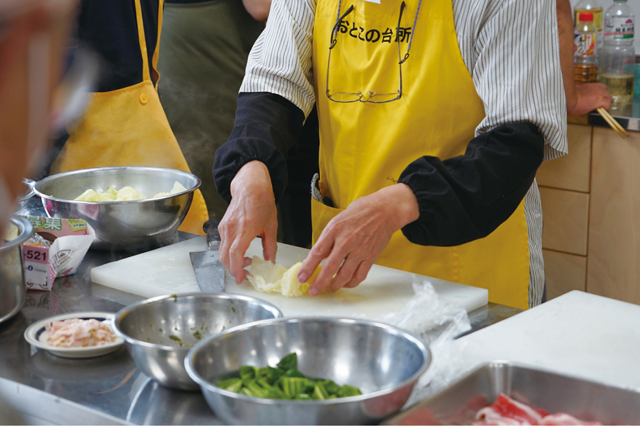 参加者は、自分で役割を見つけて料理に携わっていく。まさにフラットな関係だ（WEDGE）