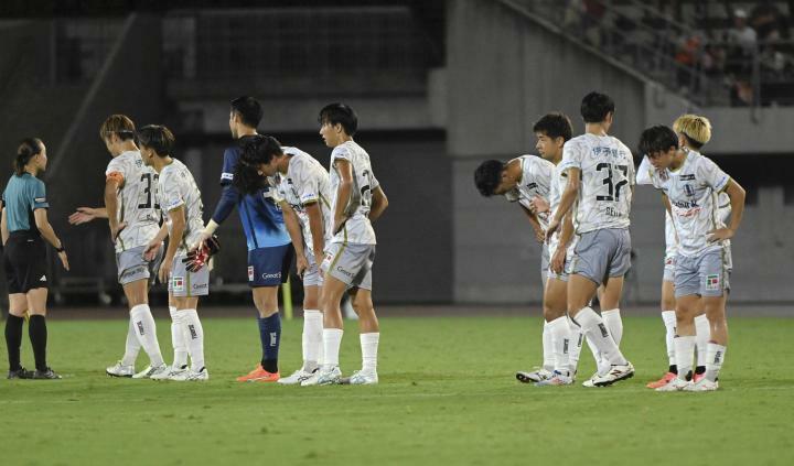 岡山―愛媛FC】0―3で完敗し、うなだれる愛媛FCイレブン＝Cスタ